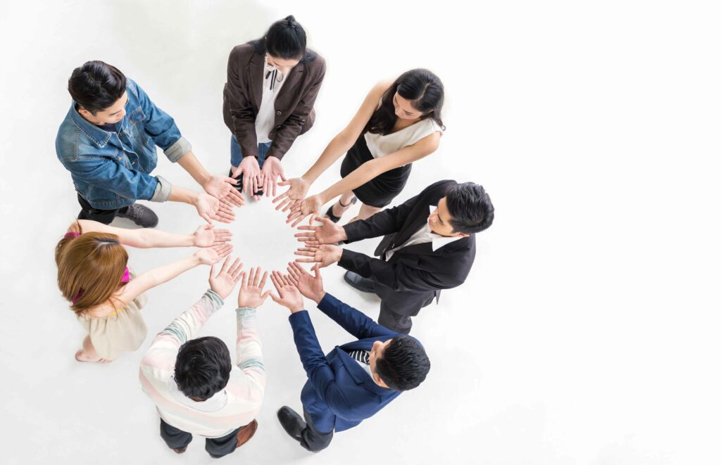 L'équipe créative rencontre les mains ensemble en cercle