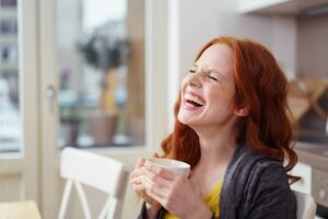 femme rousse qui rigole communiquer
