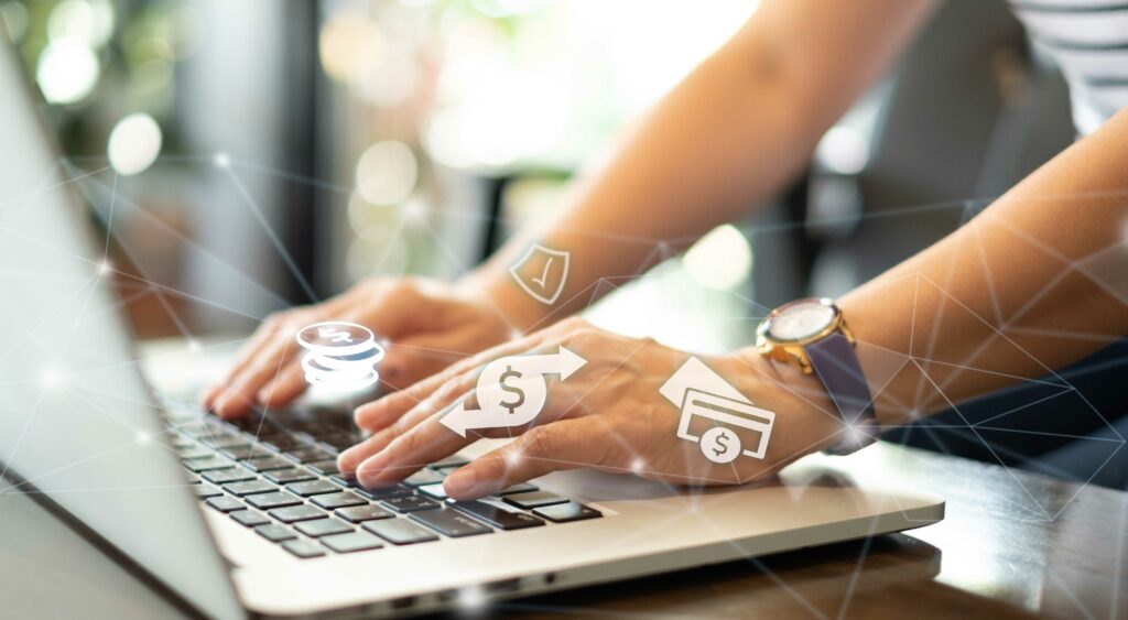 Les gens d'affaires utilisent un ordinateur portable, transfèrent de l'argent, paient des biens et des services avec un système de protection sécurisé. Réseau de paiement bancaire en ligne.